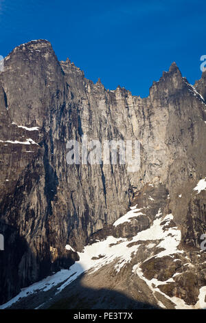 Tôt le matin lumière du soleil sur les sommets Trolltindene et Trollveggen, également appelé le mur de Troll, vallée de Romsdalen, Rauma kommune, Møre og Romsdal, Norvège Banque D'Images