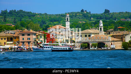 Faehre bei, Lazise, Vérone, Provinz Gardasee Italia | Ferry à Lazise, Vérone, le lac de Garde, Italie Banque D'Images