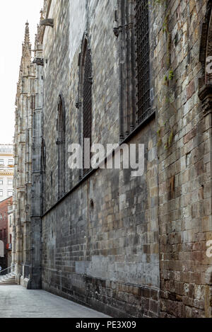 Les rues étroites du quartier gothique de Barcelone le matin - 1 Banque D'Images