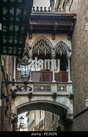 Un pont médiéval entre le bâtiment sur la rue calme et les rues étroites dans le quartier gothique de Barcelone le matin - 1 Banque D'Images