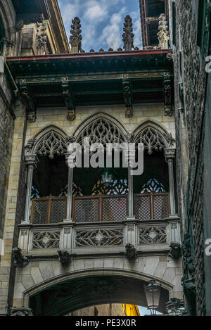 Un pont médiéval entre le bâtiment sur la rue calme et les rues étroites dans le quartier gothique de Barcelone le matin - 2 Banque D'Images
