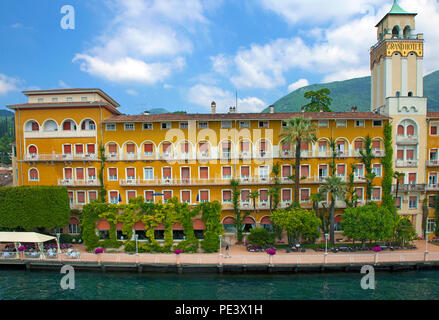 Grand Hotel Gardone an der Seepromenade von Gardone Riviera, Gardasee, Provinz Verona, Italie | Grand Hotel Gardone au lac promenade de Gardone Rivière Banque D'Images