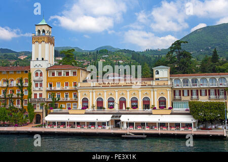 Grand Hotel Gardone an der Seepromenade von Gardone Riviera, Gardasee, Provinz Verona, Italie | Grand Hotel Gardone au lac promenade de Gardone Rivière Banque D'Images