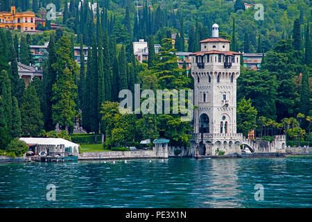 La tour de San Marco, ancien bateau maison de Villa Alba, entre Gardone et Fasano, Gardone Riviera, Lac de Garde, Brescia, Lombardie, Italie Banque D'Images