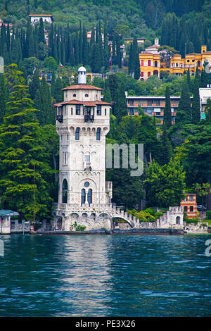 La tour de San Marco, ancien bateau maison de Villa Alba, entre Gardone et Fasano, Gardone Riviera, Lac de Garde, Brescia, Lombardie, Italie Banque D'Images