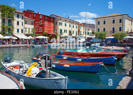 Boote im Hafen von, Lazise, Vérone, Provinz Gardasee Italia | Bateaux au port de Torri del Benaco, lac de Garde, Vérone, Italie Banque D'Images