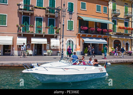 Sportboot im Hafen von, Lazise, Vérone, Provinz Gardasee Italia | Bateaux de plaisance au port de Torri del Benaco, lac de Garde, Vérone, Italie Banque D'Images