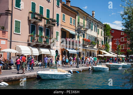 Sportboote im Hafen von, Lazise, Vérone, Provinz Gardasee Italia | Plaisance au port de Torri del Benaco, lac de Garde, Vérone, Italie Banque D'Images