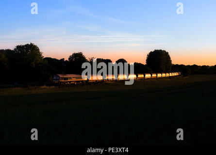 Un rail de Mendip Hanson locomotive classe 59 étincelant dans le coucher du soleil à Crofton avec un train de marchandises transportant des granulats sur la ligne et de Hants Berks Banque D'Images