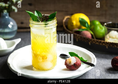 La limonade avec de litchi et le basilic dans un verre Banque D'Images