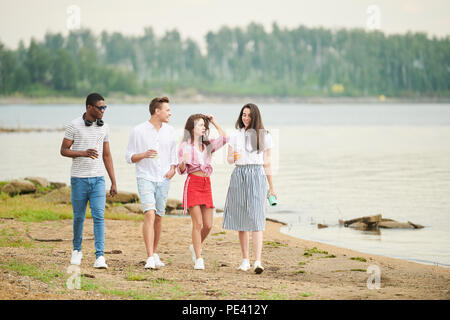 Adolescents à la plage Banque D'Images