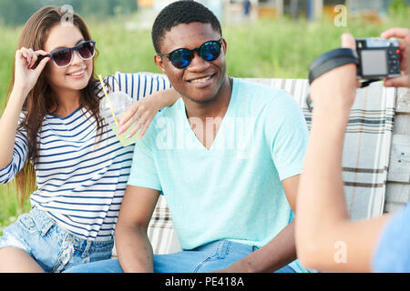 Jeune couple posing outdoors Banque D'Images