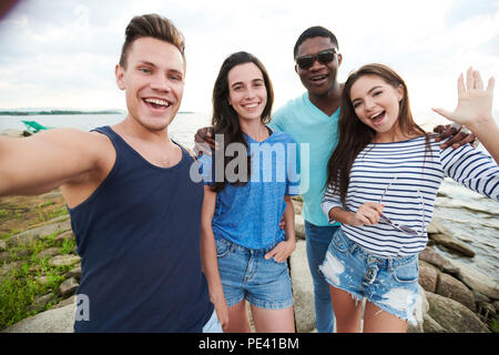 Deux jeunes couples en plein air Banque D'Images