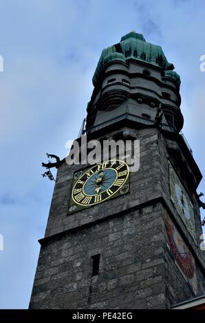 Vue à angle bas sur Stadtturm ou la tour de la ville (1442 - 1450), l'horloge historique et le cadran solaire dans la vieille ville, Innsbruck, Tyrol, Autriche, Europe Banque D'Images