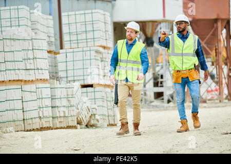 Les inspecteurs en bâtiment marche sur chantier Banque D'Images