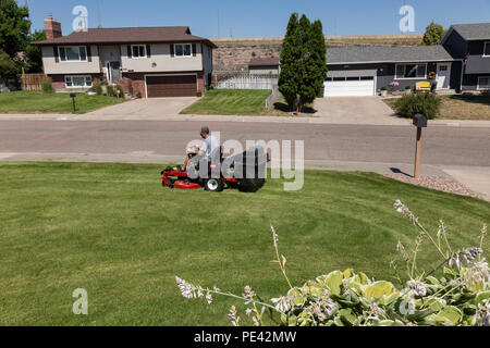 Jeune homme de cour faisant Mot, USA Banque D'Images