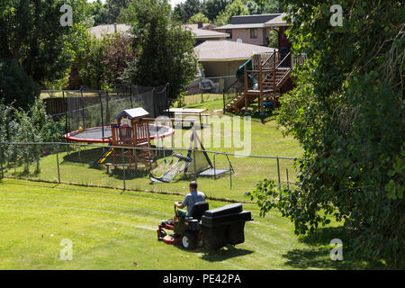 Jeune homme de cour faisant Mot, USA Banque D'Images