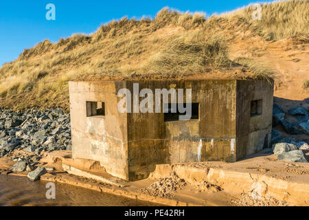 Un vieux bunker de défense sur Balmedie beach. Banque D'Images