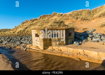 Un vieux bunker de défense sur Balmedie beach. Banque D'Images