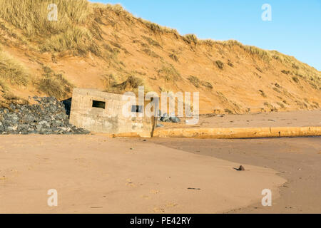 Un vieux bunker de défense sur Balmedie beach. Banque D'Images