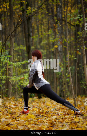 Photo de sports fitness petite fille faisant des exercices d'étirement dans l'air frais Banque D'Images