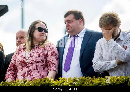 Survivants des bombardements d'Omagh Donna Marie McGillion (à gauche) et mari Gary McGillion (centre) à un service interconfessionnel au Memorial Gardens à Omagh à se souvenir de l'attentat d'Omagh sur 20 ans. Banque D'Images