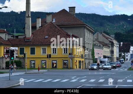 Une scène de rue typique, bâtiment de couleur jaune brique, chaîne de montagnes des Alpes en arrière-plan, Innsbruck, Autriche, Europe Banque D'Images