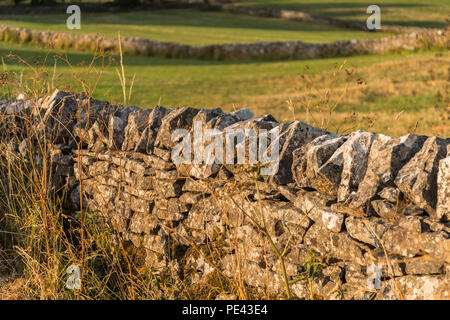 Une lande déserte Staffordshire road dans le parc national de Peak District sur une chaude soirée de juillet avec des lignes diagonales, England, UK Banque D'Images