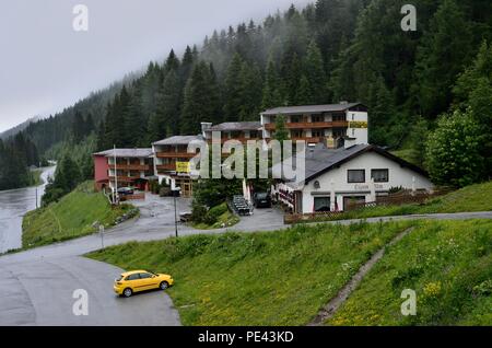 Alpin Hotel, Restaurant & Cafe, coin pelouse avant, pins en arrière-plan, nuages errants, vue le matin brumeux, Innsbruck, Autriche, Europe Banque D'Images