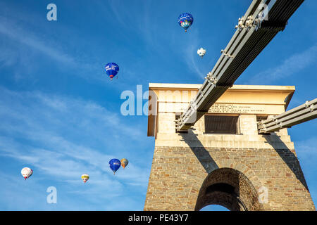 Montgolfières en vol au-dessus du pont suspendu de Clifton au cours de l'ascension de la masse Bristol Balloon Fiesta Banque D'Images