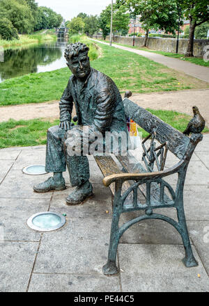 Sculpture en bronze de la romancière et dramaturge Brendan Behan et pigeon sur un banc de parc par le Canal Royal de Dublin Irlande Banque D'Images