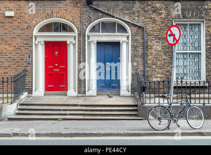 Rouge et bleu portes géorgiennes dans une rue de Dublin République d'Irlande Banque D'Images