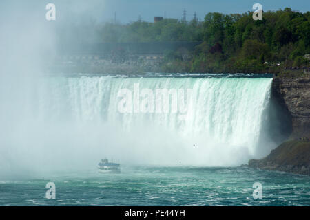 NIAGARA FALLS, ONTARIO, CANADA - 20 MAI 2018 : bateau touristique sur Horseshoe Falls, également connu sous le nom de Canadian Falls Banque D'Images
