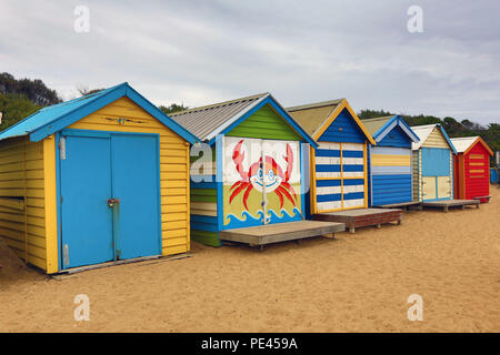 Cabines colorées sur Dendy Street, Brighton Beach, ville de Bayside, Victoria, Australie Banque D'Images