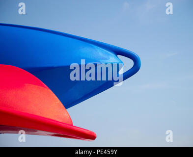 De couleur le nez des deux kayaks de mer, un bleu, un rouge, contre un ciel bleu avec des nuages vaporeux très faible Banque D'Images