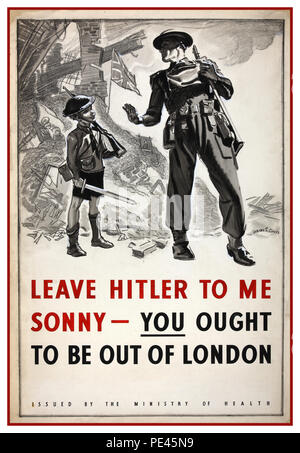 La Vintage WW2 Seconde Guerre mondiale affiche de propagande une affiche conçue pour le ministère de la santé dans la dernière partie de 1940 pour renforcer le message que les enfants doivent être évacués hors de Londres. L'historique de l'affiche montre un 'blitzed' street avec l'Union flag flying de défi des décombres. Banque D'Images