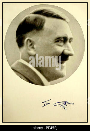 Vintage portrait historique de propagande du NSDAP d'Adolf Hitler signé Postcard remis à un nazi de Nuremberg Rally 1930 Banque D'Images