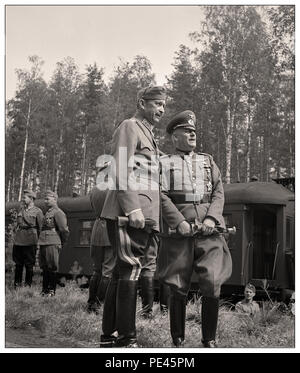MANNERHEIM / KEITEL en attente d'Adolf Hitler.. Adolf Hitler a décidé de visiter la Finlande le 4 juin 1942, officiellement pour féliciter de son 75e anniversaire de Mannerheim. Mannerheim, mais n'a pas voulu le rencontrer dans son quartier général de Mikkeli ou à Helsinki, comme il aurait semblé comme une visite d'État officielle. La rencontre a eu lieu près de Imatra, dans le sud-est de la Finlande, et a été organisée en secret. L'aérodrome d'immola, Hitler, accompagné par le Président Ryti, a été conduit à l'endroit où nous attendait à Mannerheim une voie de garage. La réunion n'était pas concluant... Banque D'Images