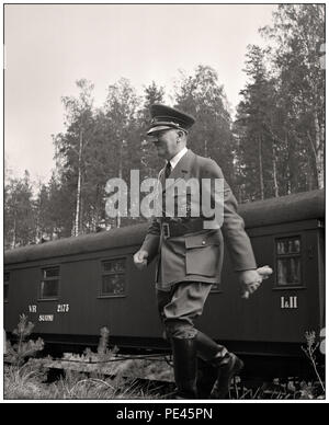MANNERHEIM / HITLER Adolf Hitler a décidé de visiter la Finlande le 4 juin 1942, officiellement pour féliciter de son 75e anniversaire de Mannerheim. Mannerheim, mais n'a pas voulu le rencontrer dans son quartier général de Mikkeli ou à Helsinki, comme il aurait semblé comme une visite d'État officielle. La rencontre a eu lieu près de Imatra, dans le sud-est de la Finlande, et a été organisée dans le secret de l'Aérodrome Immola, Hitler, accompagné par le Président Ryti, a été conduit à l'endroit où nous attendait à Mannerheim une voie de garage. La réunion n'était pas concluant... Banque D'Images