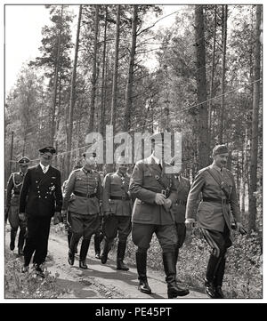 MANNERHEIM / HITLER Adolf Hitler a décidé de visiter la Finlande le 4 juin 1942, officiellement pour féliciter de son 75e anniversaire de Mannerheim. Mannerheim, mais n'a pas voulu le rencontrer dans son quartier général de Mikkeli ou à Helsinki, comme il aurait semblé comme une visite d'État officielle. La rencontre a eu lieu près de Imatra, dans le sud-est de la Finlande, et a été organisée dans le secret de l'Aérodrome Immola, Hitler, accompagné par le Président Ryti, a été conduit à l'endroit où nous attendait à Mannerheim une voie de garage. La réunion n'était pas concluant... Banque D'Images