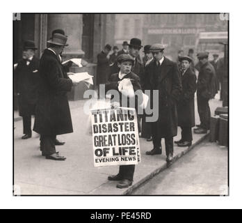 TITANIC 1912 nouvelles RMS Titanic Disaster 15th avril titre news, journal marchand de news avec bannière déclarant "TITANIC DISASTER GREAT LOSS OF LIFE" Evening News White Star Line Cockspur Street Londres UK Banque D'Images