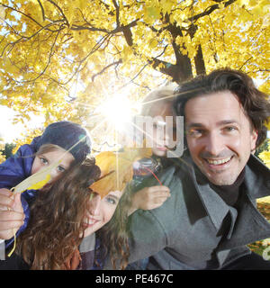 Les parents et les enfants s'amusant à l'automne jaune park Banque D'Images