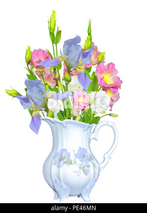 Bouquet de roses tendres Lisianthus Eustoma jaune avec des fleurs et de l'iris bleu porcelaine ancienne verseuse close up, isolé sur fond blanc Banque D'Images