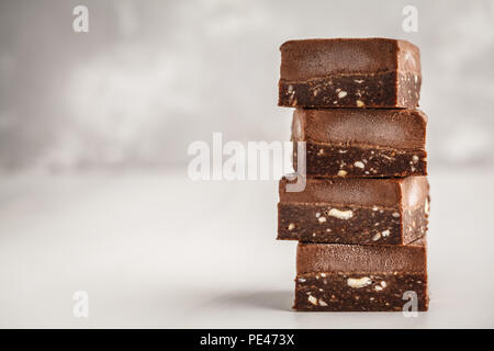 Pile de fondant au chocolat barres sur fond blanc. Concept de l'alimentation propre. Dessrt végétalien premières. Banque D'Images