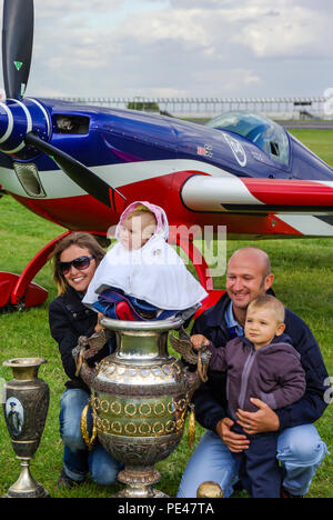 Renaud Ecalle, pilote de voltige français médaillé d'or aux Championnats du Monde de voltige de vainqueur à Silverstone, UK. Avec femme et enfants. Aresti Cup Banque D'Images