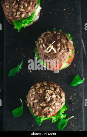 Sandwich avec salade verte, tomates, concombres et fromage à la crème sur le béton 24. Banque D'Images