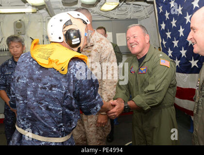 150903-N-OQ305-011 OCÉAN PACIFIQUE (3 septembre 2015) Arrière Adm. Daniel Fillion, commandant du corps expéditionnaire, Groupe Grève trois (SEG3), se félicite de l'arrière Adm. Hiroshi Oka, Japonais, commandant la Force de guerre des mines, à bord du navire d'assaut amphibie USS Boxer (DG 4) au cours de l'aube Blitz 2015. Boxer est actuellement en cours au large de la côte de Californie du Sud participant à l'aube Blitz 2015 (DB-15). DB-15 est un exercice de formation multinationale menée par 3 groupe expéditionnaire (ESG-3) et 1ère Marine Expeditionary Brigade (1ère BAM) pour construire des États-Unis, Japon, Mexique et la Nouvelle-Zélande, un amphibie Banque D'Images