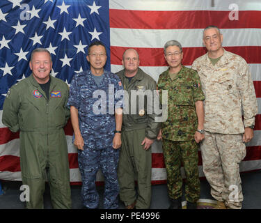 150903-N-OQ305-016 SAN DIEGO (3 septembre 2015) Arrière Adm. Daniel Fillion, commandant du groupe expéditionnaire, trois (ESG3), arrière Adm. Hiroshi Oka, Japonais, commandant la Force de guerre des mines, le capitaine Michael Ruth, commandant de l'assaut amphibie USS Boxer (DG 4), le général de Hiroaki Kawamoto, Japonais, Sous-chef d'état-major de l'Armée de l'Ouest, et le brigadier. Le général David W. Coffman, commandant général de la première force expéditionnaire des Marines (1re Brigade BAM) rencontrez dans le poste de pilotage pendant le triage Dawn Blitz 2015. Boxer est actuellement en cours au large de la côte de Californie du Sud participant à l'aube Blitz 201 Banque D'Images