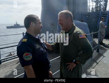 150904-N-GZ228-239 OCÉAN PACIFIQUE (sept. 4, 2015) Arrière Adm. Daniel Fillion, commandant du corps expéditionnaire, Strike Group (ESG) 3, s'entretient avec les états de service de la marine chilienne Yovan Pauvif Fuentealba, Capitan de Corbeta, Armada de Chile, vautours sur ligne du navire d'assaut amphibie USS Boxer (DG 4). Boxer est actuellement en cours au large de la côte de Californie du Sud participant à l'aube Blitz 2015 (DB-15). DB-15 est un exercice de formation multinationale menée par 3 groupe expéditionnaire (ESG-3) et 1ère Marine Expeditionary Brigade (1ère BAM) pour construire des États-Unis, Japon, Mexique et de la Nouvelle-Zélande. amphib Banque D'Images
