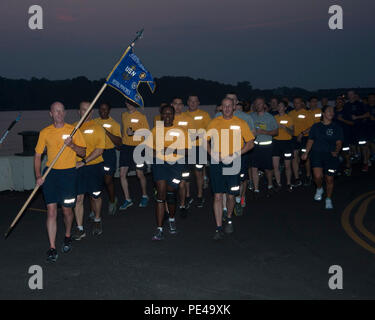 150904-N-ZI955-062 Annapolis, Maryland (sept. 4, 2015) et les premiers maîtres de leur année financière 2016 harem participer à un patrimoine run à l'académie navale des États-Unis le 4 septembre 2015. Les chefs et temple de Fort Meade et la Maison Blanche a procédé à une agence de communication à bord de l'exécution de la formation de l'académie et motifs arrêté périodiquement pour rendre hommage aux dirigeants de la marine de l'école décrit dans les divers monuments. (U.S. Photo par marine Chef Spécialiste de la communication de masse Daniel Sanford/libérés) Banque D'Images